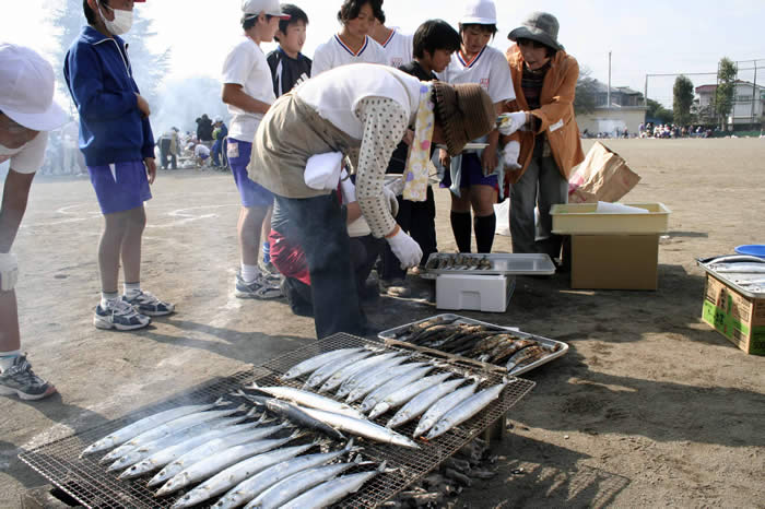 おいしいサンマを食べよう（上小地区社会福祉協議会収穫祭）