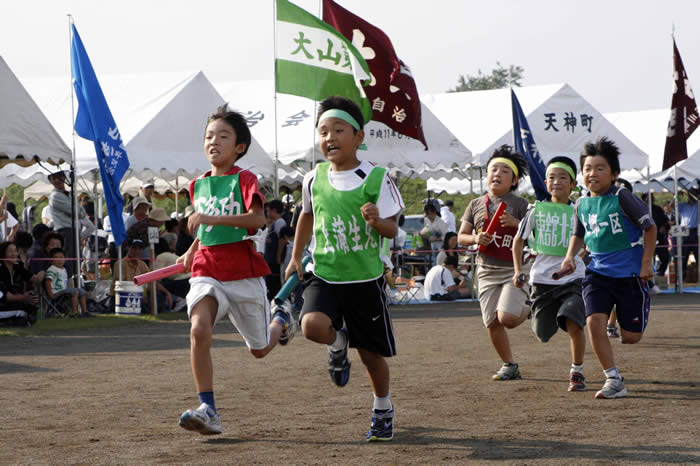 笑顔で快走する子どもたち（町民大運動会リレー）