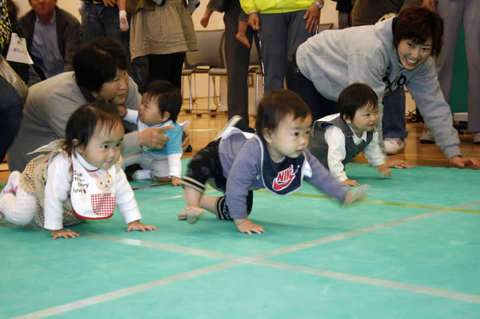 元気にはいはい【健康福祉まつり：赤ちゃんハイハイ大会】