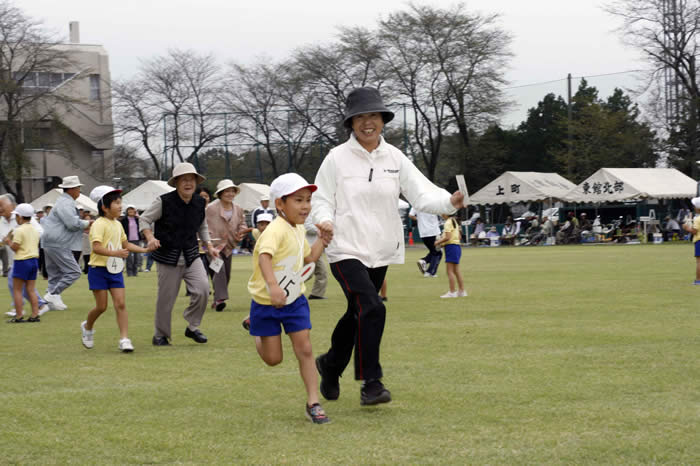 孫にひかれて【高齢者・障がい者スポーツ大会】