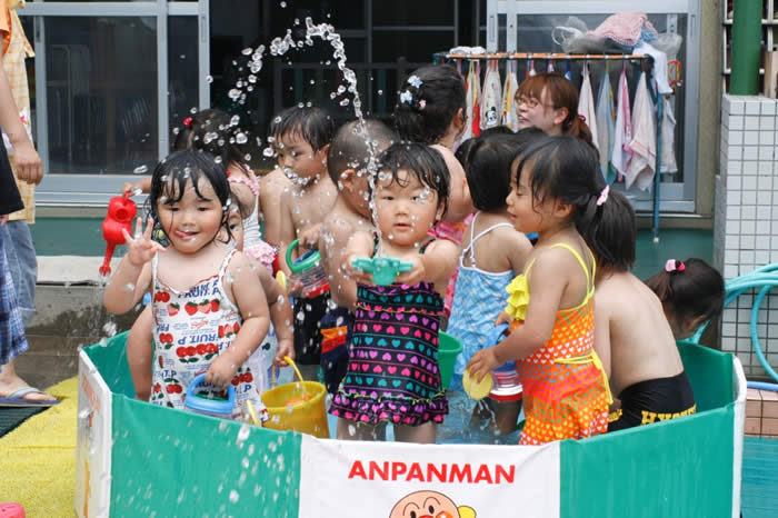 暑い夏でも、ひんやり楽しく（上三川幼児園プール開き）