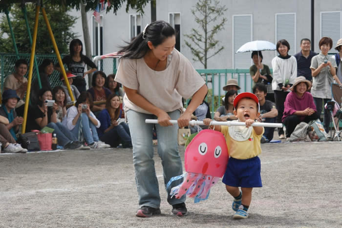 お母さんと一緒に、いそげくらげ君（上三川保育所運動会）