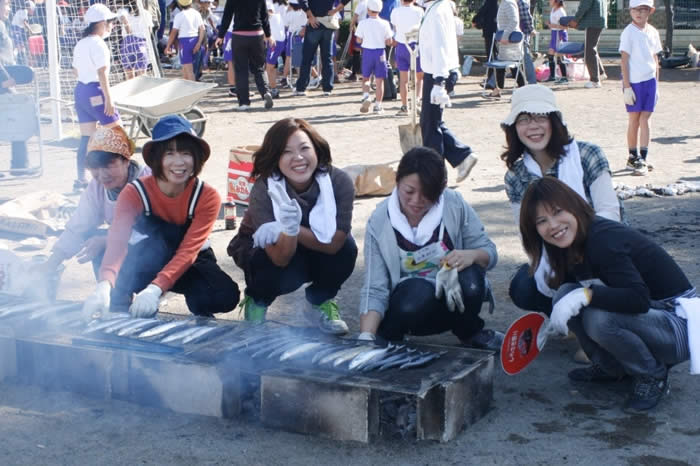 私たちが焼いたサンマ、美味しいよ!!（上三川小学校収穫祭）