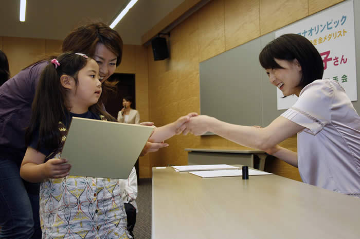 岩崎恭子さんによるサイン抽選会