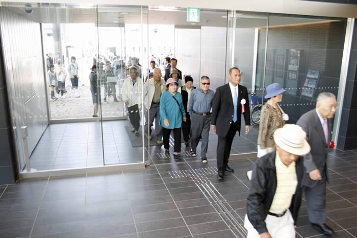セレモニー終了後入館する人たち セレモニー終了後入館する人たち