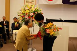 後援会より花束贈呈 後援会より花束贈呈