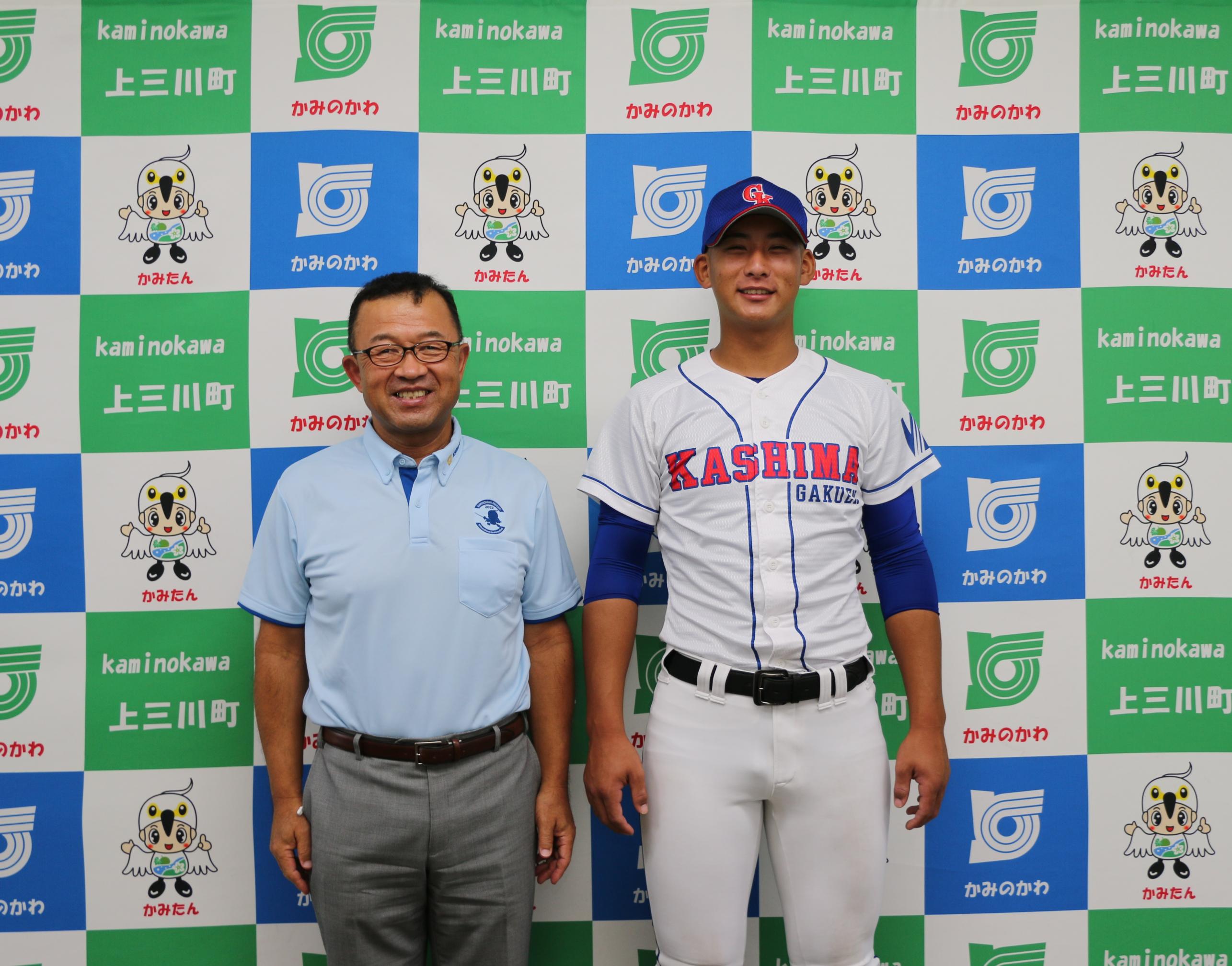 大塚大さん（鹿島学園（茨城県）：上三川町出身）が甲子園の報告に来庁されました。