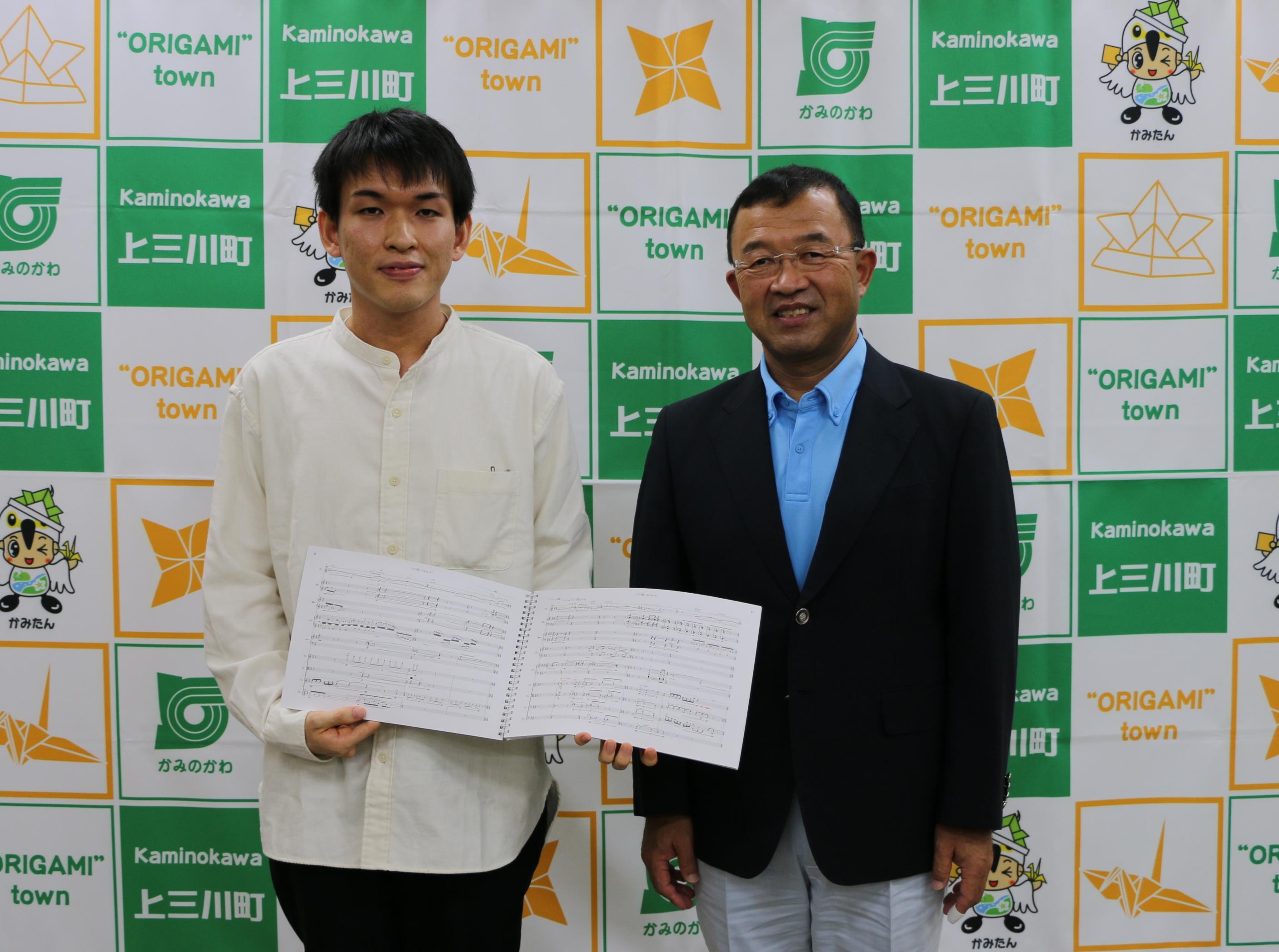 福丸光詩さん(日本音楽大学大学院:明治中学校出身)が第90回日本音楽コンクール作曲部門1位の報告に来庁されました。 福丸光詩さん(日本音楽大学大学院:明治中学校出身)が第90回日本音楽コンクール作曲部門1位の報告に来庁されました。