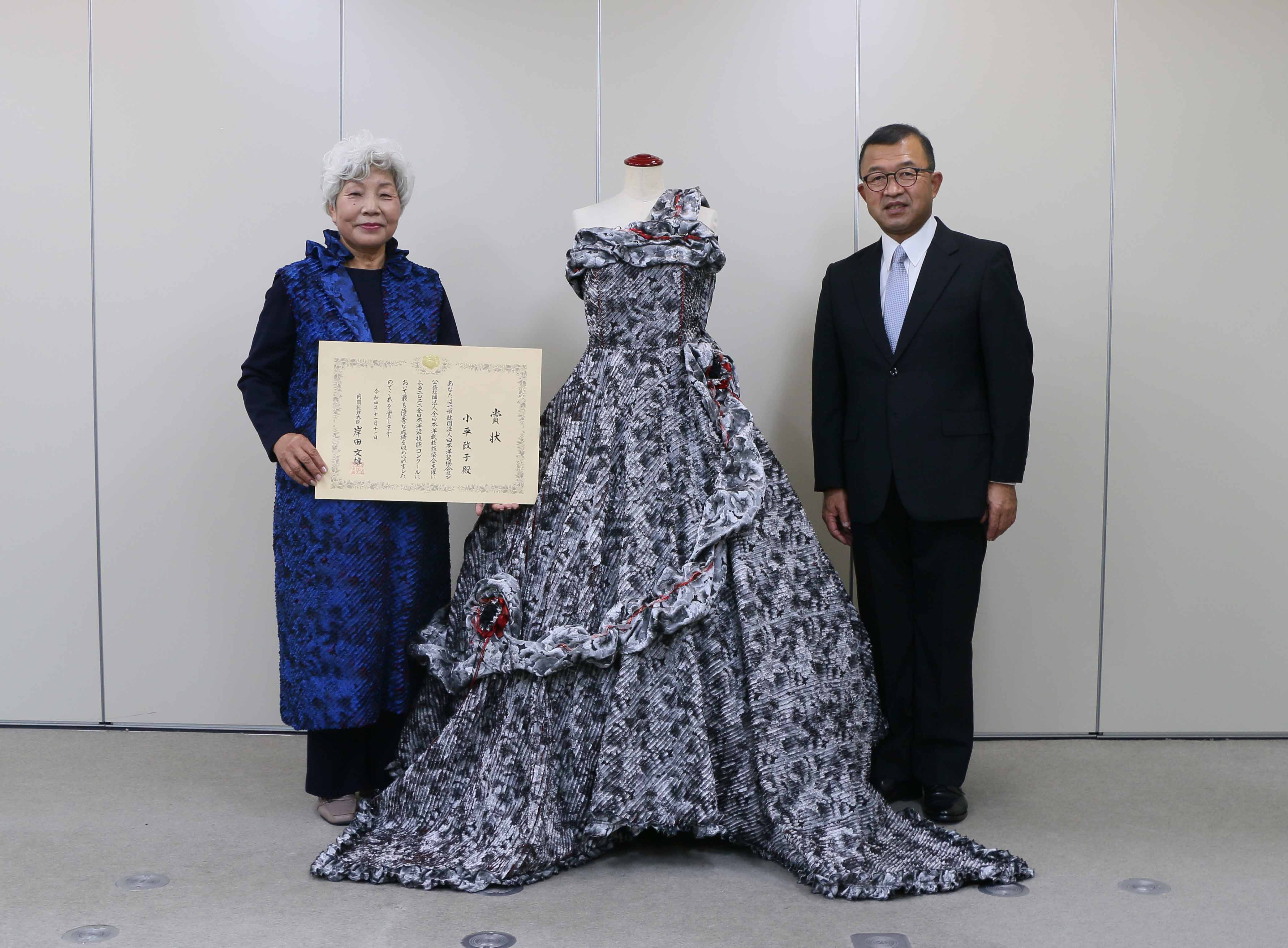 「2022全日本洋装技能コンクール」で日本一に輝いた、小平政子さん(大山)が表敬訪問 「2022全日本洋装技能コンクール」で日本一に輝いた、小平政子さん(大山)が表敬訪問
