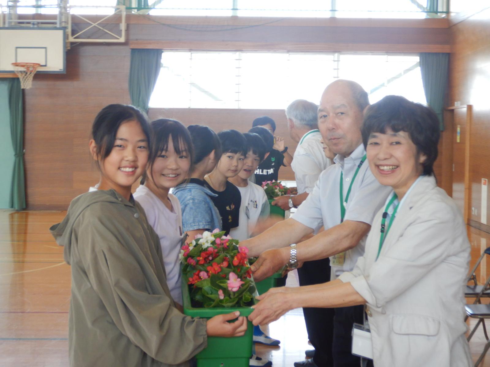 人権擁護委員から児童へ贈呈 人権擁護委員から児童へ贈呈